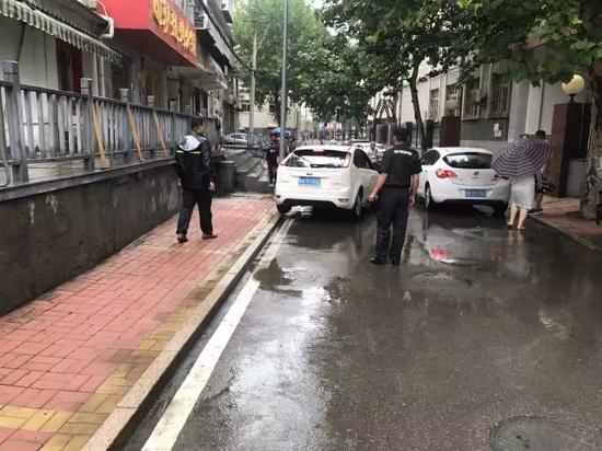 專管物業(yè)化管理？街道引入停車專管物業(yè)對齊魯醫(yī)院周邊停車工作實行物業(yè)化管理。管理更加嚴(yán)格，人員素質(zhì)更高。