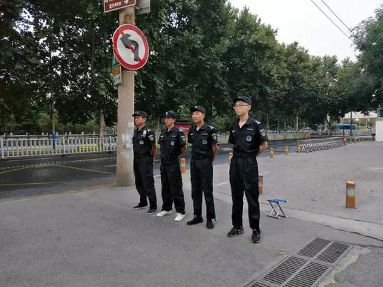 30多名物業(yè)正規(guī)管理人員上崗，從早5點堅守到晚11點，將齊魯醫(yī)院周邊0.7平方公里的區(qū)域