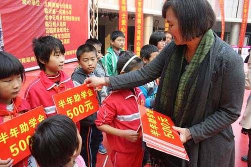 在山東，家庭困難學(xué)生從幼兒園開(kāi)始一直到博士畢業(yè)，均可申請(qǐng)各類(lèi)助學(xué)資助