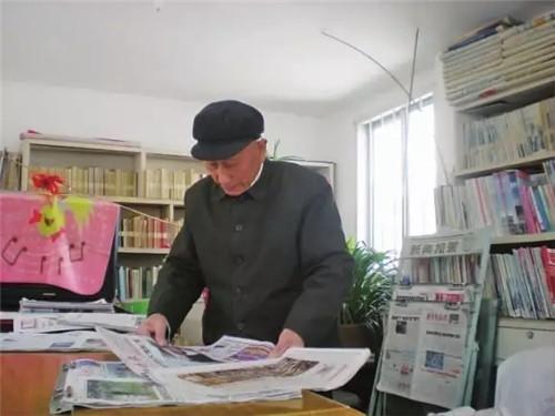 殷樹山老人生前在社區小書屋整理書籍(資料圖)