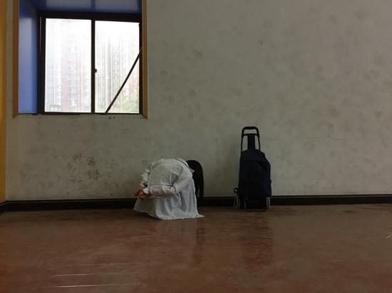 有警察表示,白衣女子在上次行動中就曾被查獲,遣返后又重回傳銷組織。