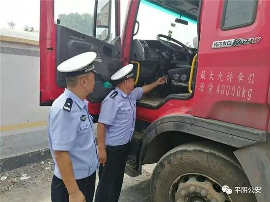 近日,平陰縣公安局交警大隊民警在開展治沙行動中,成功查獲一輛被盜搶車輛及鋼材,為群眾挽回數十萬元經濟損失。