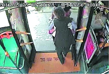 在一次营运过程中,傅伟把一名老人抱下车。 (交运供图)