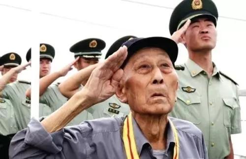 殷樹山與山東海警第一支隊官兵一起升國旗、收看閱兵式(資料圖)