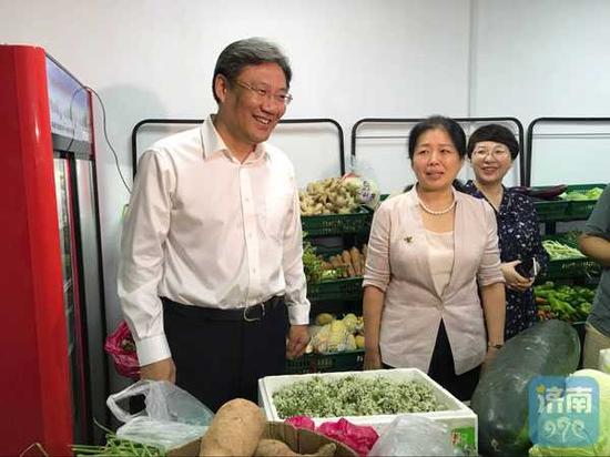 【第五站】來到槐蔭區(qū)緯五路察看便民肉菜店。