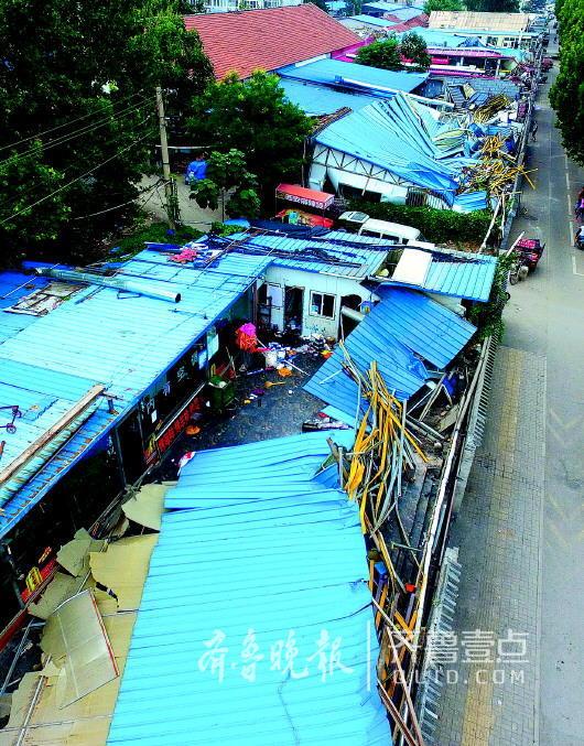 空中看去,這條城區最后的燒烤街幾天內將消失。記者 周青先 攝