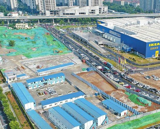 西城迪卡儂項目位于日照路與二環西路交叉口西南側，目前已經開工建設。 首席記者王鋒 攝
