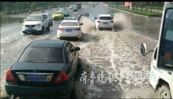 記者發(fā)現(xiàn),該條道路是機(jī)場路連接世紀(jì)大道的重要交通樞紐,此處地勢低洼,兩側(cè)的下水管道,已基本失去了排水泄水功能。