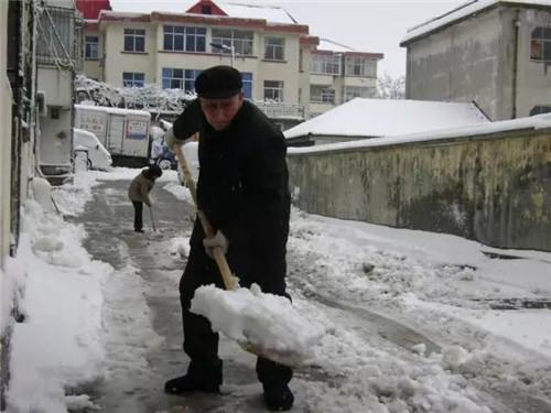 殷樹山老人清掃小區積雪(資料圖)