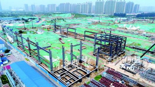 济南西部会展中心施工现场部分钢结构已架起。 济南城市建设集团供图