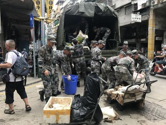 解放军驻澳部队协助清理街道(图自港媒)