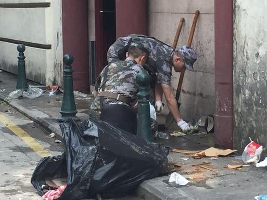 解放军驻澳部队协助清理街道(图自港媒)