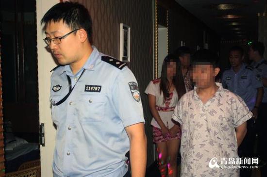 警方對遼寧路的一家偽裝成養生保健會所的涉黃窩點進行突擊檢查。