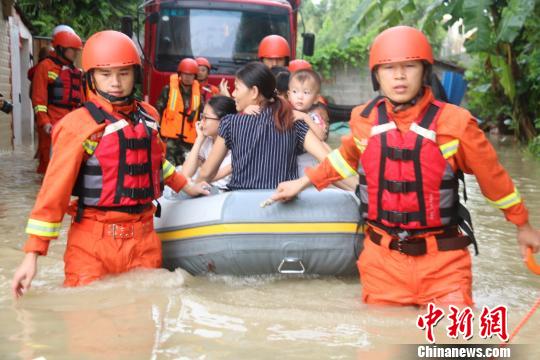 圖為消防官兵利用救生艇救出被困民眾。 周彥林 攝