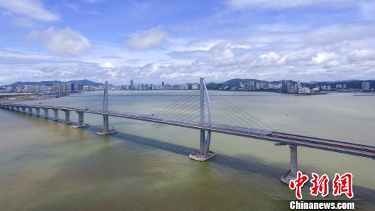 圖為7月7日航拍的港珠澳大橋九洲航段橋。 陳驥旻 攝