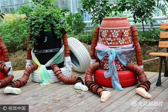 聊城現創意“花盆超人”工藝品,外型呆萌惹人注目。