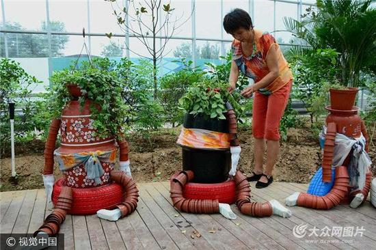 聊城現創意“花盆超人”工藝品,外型呆萌惹人注目。