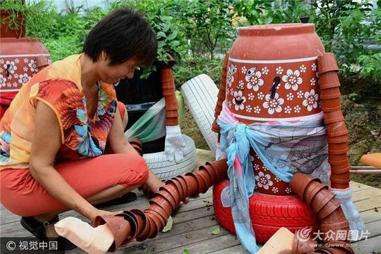 聊城現創意“花盆超人”工藝品,外型呆萌惹人注目。