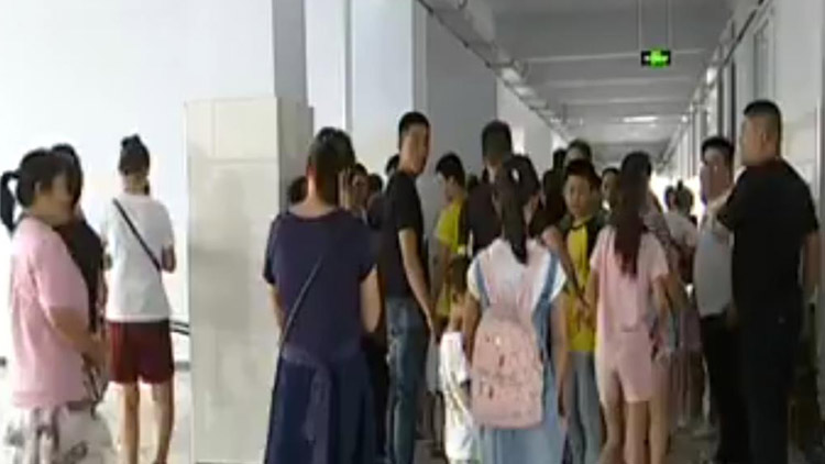 即使如此,目前仍然有一百七十多名小升初学生被学校拒之门外。