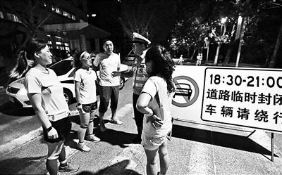 青島交警在為“暴走團”限行的路段執勤