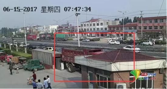 醫(yī)院監(jiān)控錄像顯示大門口堵著一輛大卡車。