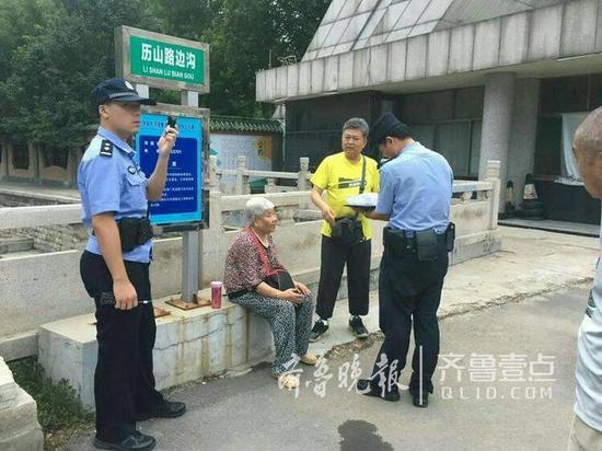 于是,民警將老人扶上車,開車帶著老人在老人描繪的地址附近,不停的打聽,尋找,最后在歷園新村13號樓1單元找到其兩個女兒。