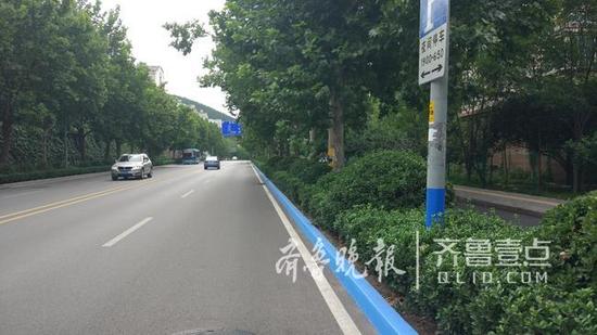 而在刷藍漆的馬路牙子旁邊,也立著指示牌,提醒市民這里只是夜間停車,停車時間為19:00到6:50分。