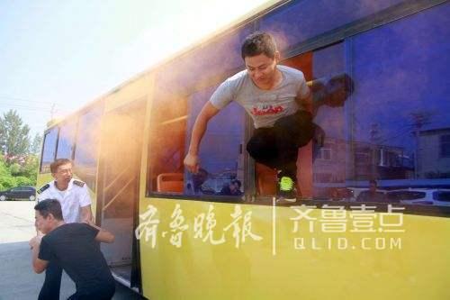 公交車隊進行安全逃生演練