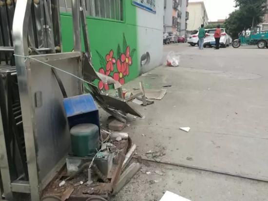 (圖為無辜的、被撞的伸縮門)