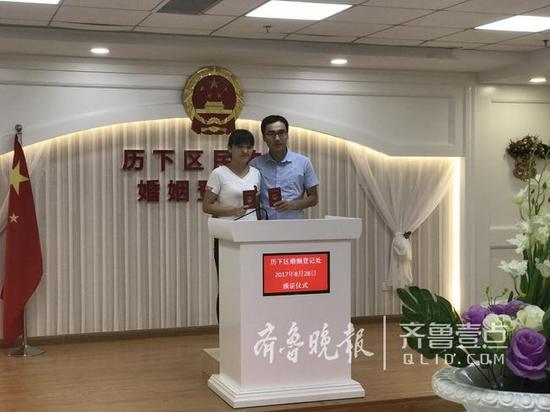 “結婚登記選在七夕節,我們覺得很有紀念意義。”李常與女友在大學時相識相戀,如今,四年的愛情終于修成正果。