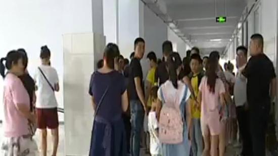 即使如此,目前仍然有一百七十多名小升初学生被学校拒之门外。