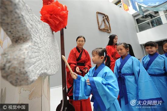 青島小學(xué)第一課,漢文化率先開(kāi)筆啟蒙。