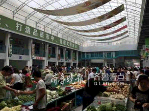 8月12日,3000平方米的“郎茂山農(nóng)產(chǎn)品市場”開業(yè),滿足了二七菜市場、七里山西路菜市場拆除后周邊居民的買菜需求。