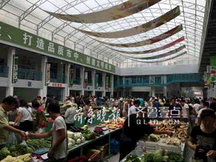 8月12日,3000平方米的“郎茂山农产品市场”开业,满足了二七菜市场、七里山西路菜市场拆除后周边居民的买菜需求。