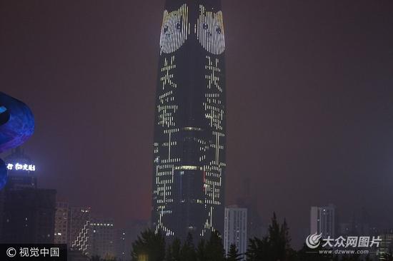 8月28日，济南第一高楼，一面亮“关爱汪星人 七夕有责”字样“一面亮多人恩爱字样，让单身朋友又爱又恨。