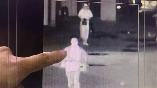 8月17日下午，偵查員在犯罪嫌疑人所住小區蹲守了兩個多小時，將侯磊抓獲。