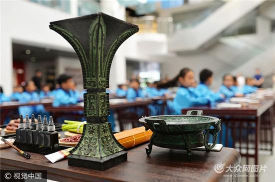青島小學(xué)第一課,漢文化率先開(kāi)筆啟蒙。
