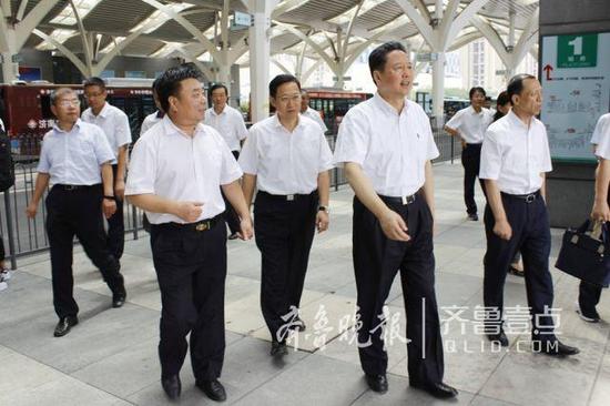 李小鵬在濟南公交調研
