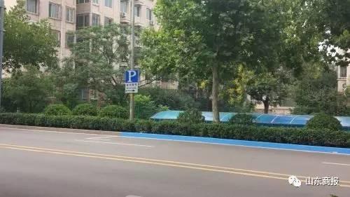 在刷藍漆的馬路牙子旁邊，立著指示牌，提醒市民：這里只是夜間停車，停車時間為19：00到6：50分。