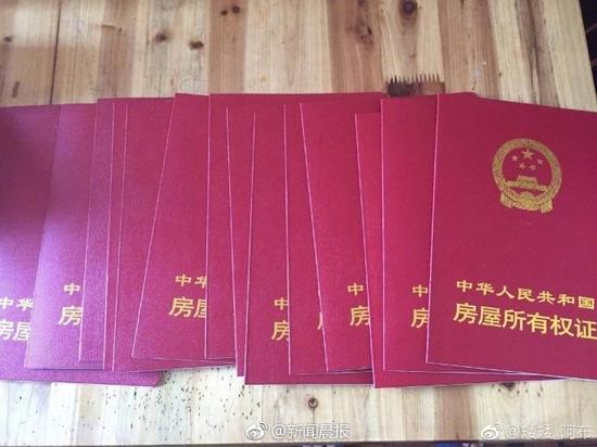 近日,一位大媽在朋友圈為女兒向某游戲主播求婚,并曬出整整15套房產(chǎn)證作為彩禮。