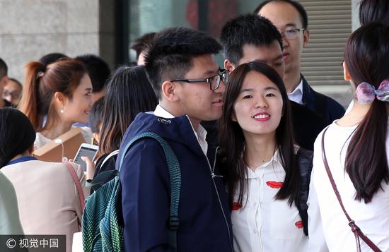 北京市朝阳区民政局婚姻登记处，前来领证的新人络绎不绝。