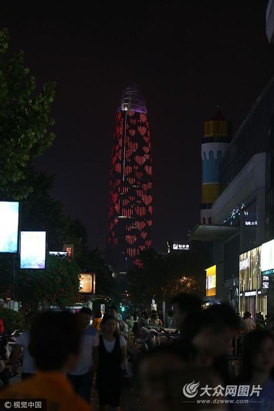 8月28日，濟南第一高樓，一面亮“關愛汪星人 七夕有責”字樣“一面亮多人恩愛字樣，讓單身朋友又愛又恨。