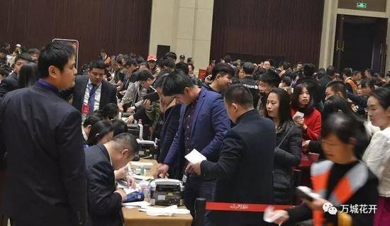 今年3月5日，臨沂萬城花開項目在未取得預售許可證的情況下，組織所謂的vip升級活動，現場收取費用。