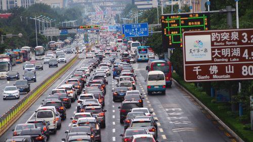 濟南:秋雨添堵,經十路雙向堵成“球” 齊魯晚報記者周青先攝