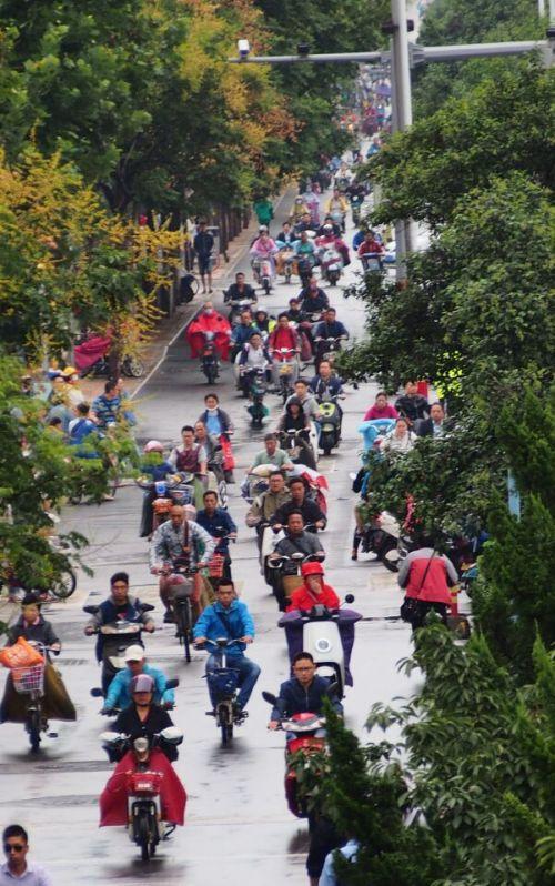 真的只有15℃!濟(jì)南秋意太濃擋不住短袖族 齊魯晚報記者周青先攝