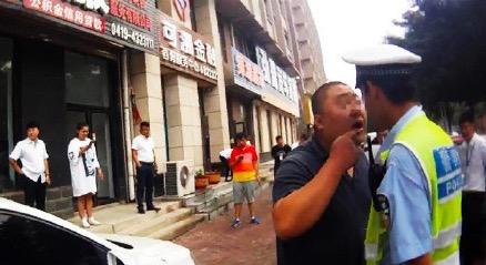 这时候,其中一名男子突然紧紧将脸贴到了民警陈函的鼻子上!