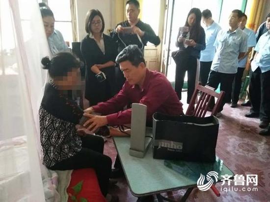 被執行人稱身體不舒服,隨隊法醫現場對她進行身體檢查。