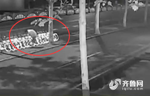 監控攝像頭拍下的噴涂共享單車嫌疑人