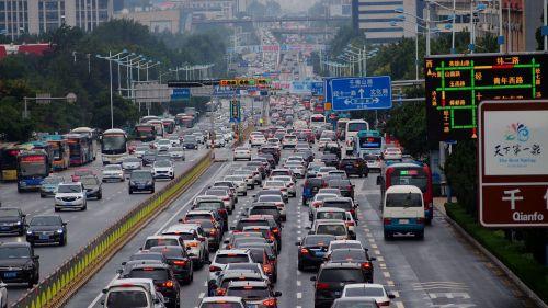 济南：秋雨添堵，经十路双向堵成“球”  齐鲁晚报记者周青先摄