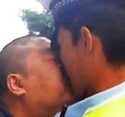 这突如其来的“表白”,这让小哥措手不及啊。